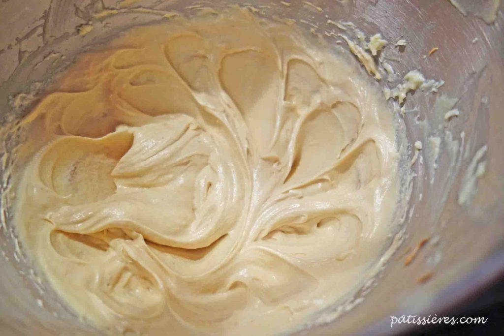 プラリネのムースリーヌクリームの作り方 ［Crème mousseline au praliné］