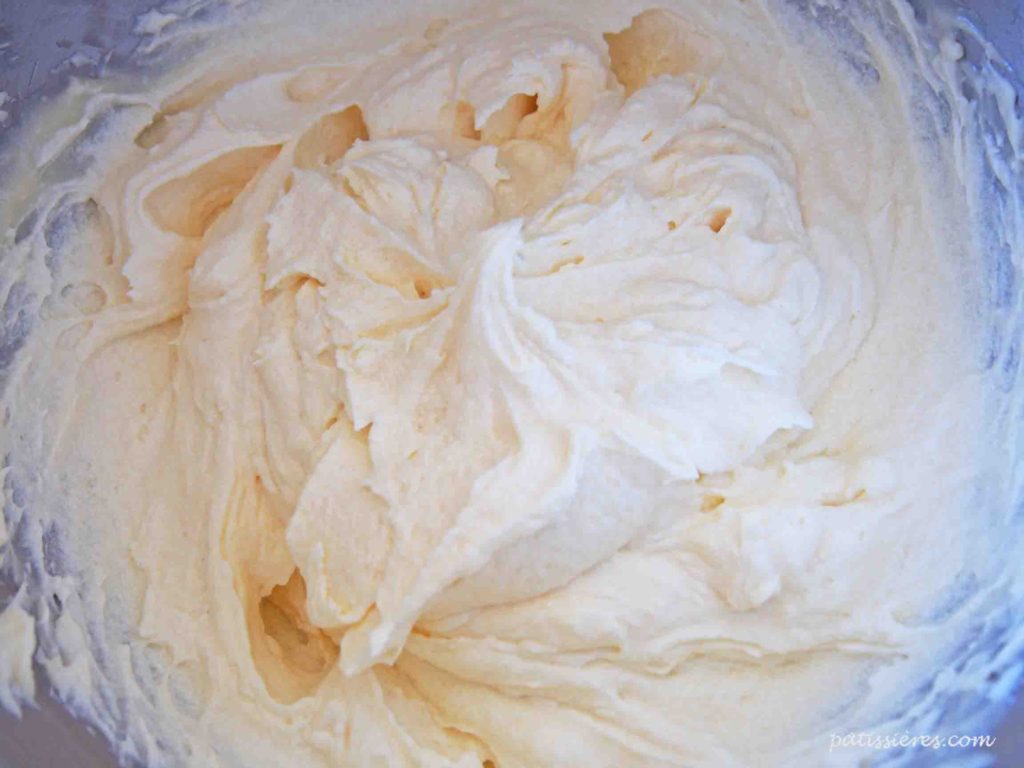 カスタードとバターを混ぜる［ムースリーヌクリームの作り方 Crème mousseline］