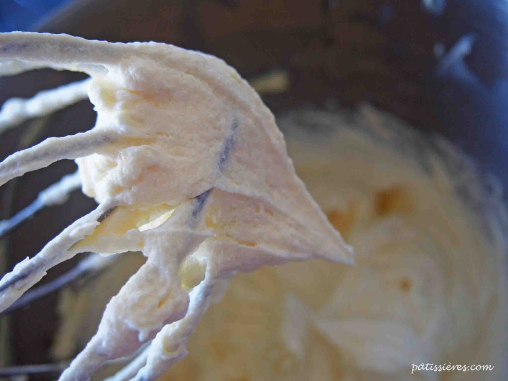 カスタードとバターを混ぜる［ムースリーヌクリームの作り方 Crème mousseline］