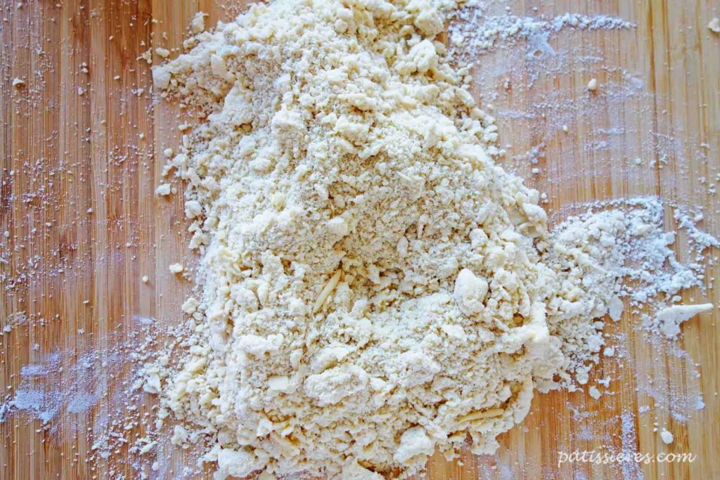 小麦粉とバターを混ぜる［サブレ生地のレシピ Pâte sablée］