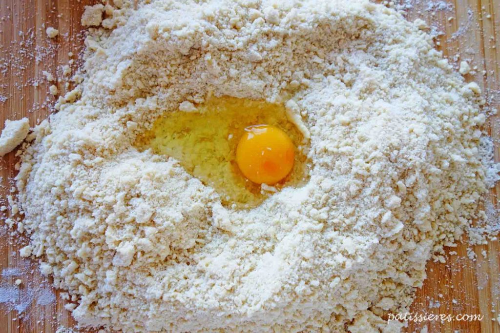 卵を混ぜる［サブレ生地のレシピ Pâte sablée］