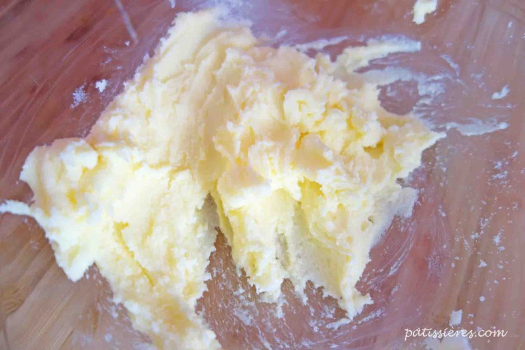 砂糖とバターを混ぜる［シュクレ生地 Pâte sucrée］
