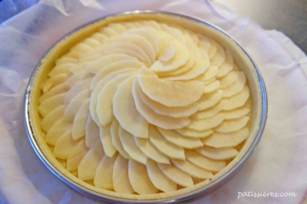 りんごタルトの作り方（りんごを並べる）［タルト・オ・ポム Tarte aux pommes］
