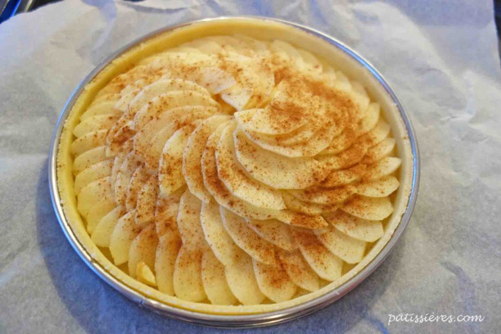 りんごタルトの作り方（シナモンをふる）［タルト・オ・ポム Tarte aux pommes］