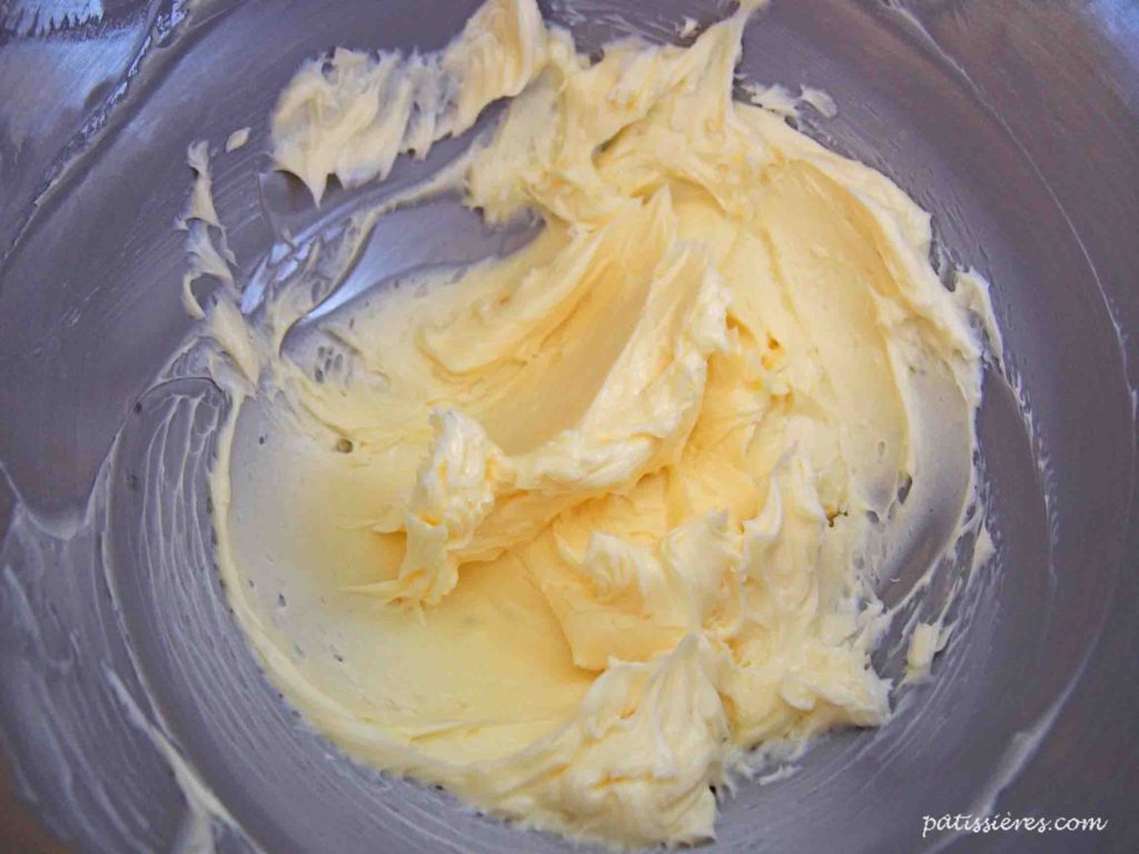 バターを柔らかくする［抹茶と大納言小豆のマーブルケーキの作り方］