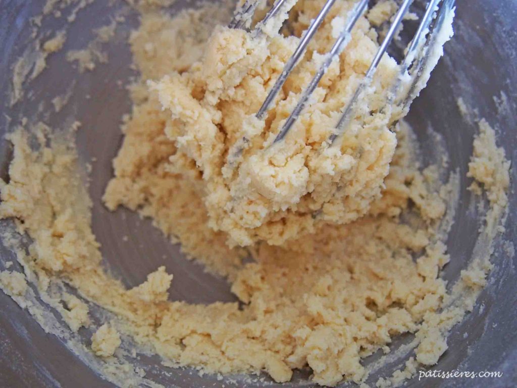 バターと小麦粉を混ぜる［抹茶と大納言小豆のマーブルケーキの作り方］