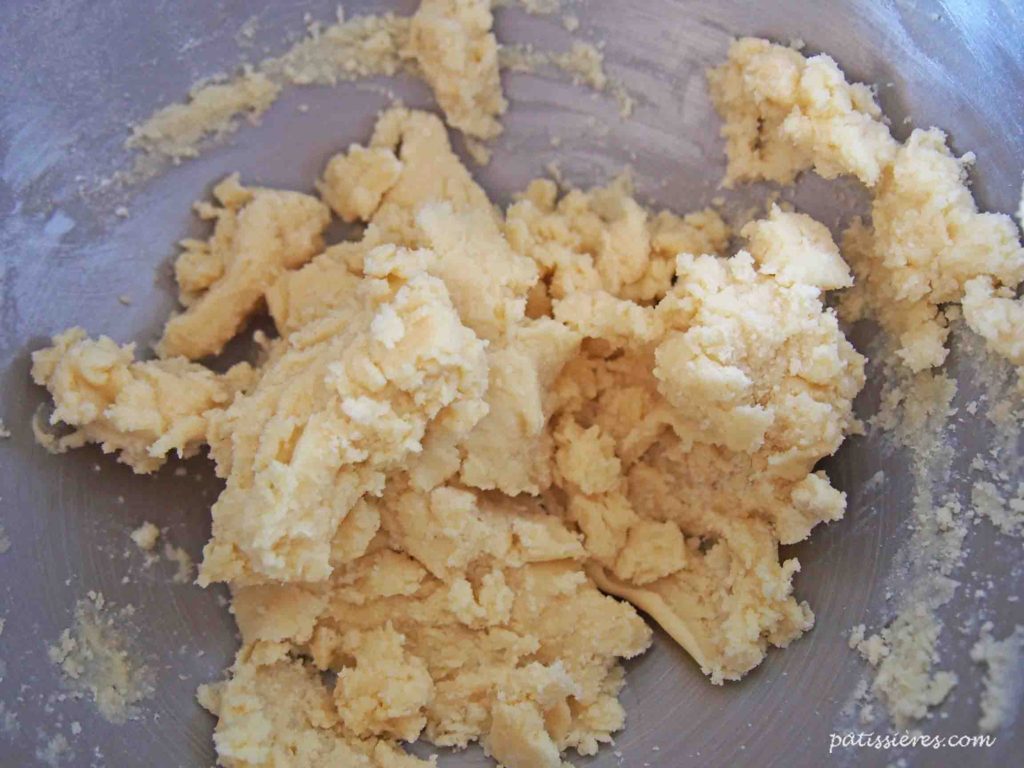 バターと小麦粉を混ぜる［抹茶と大納言小豆のマーブルケーキの作り方］