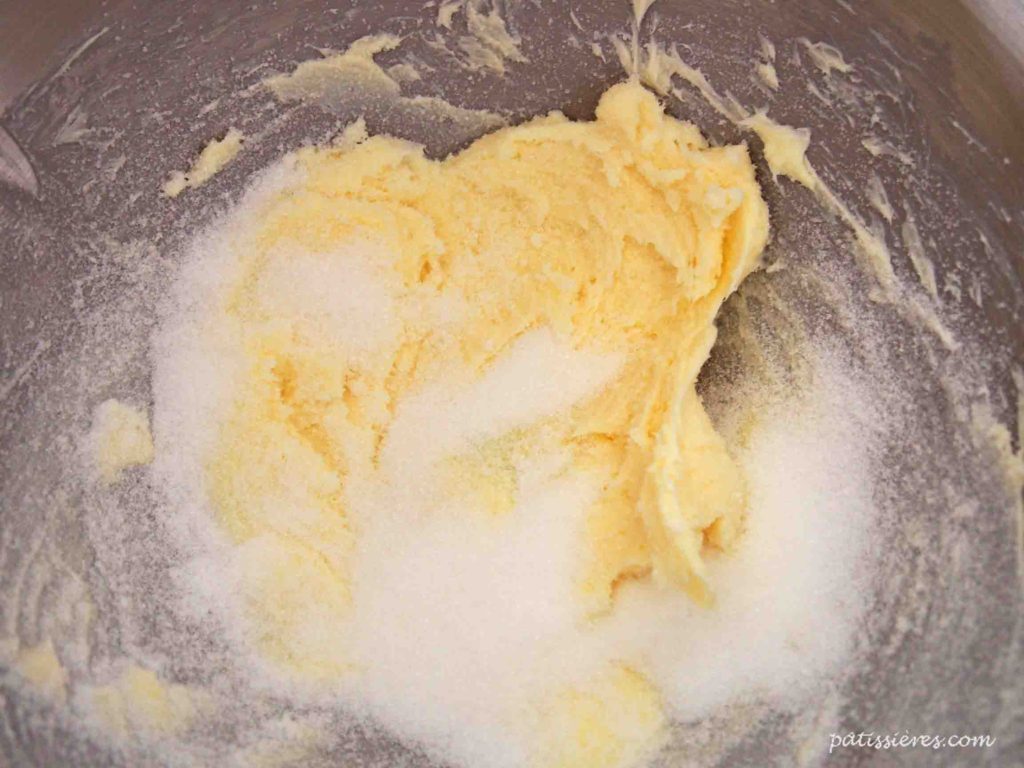 バターに砂糖を加える［フルーツケーキの作り方 Cake aux fruits］