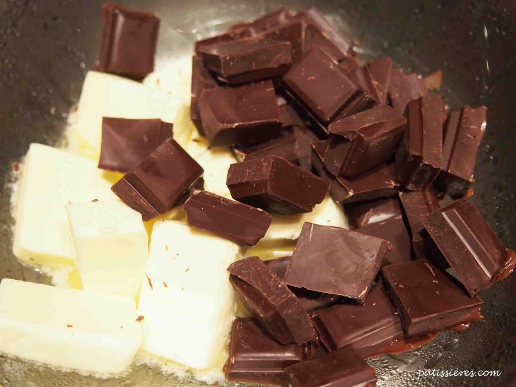 チョコレートとバターを溶かす［定番のガトーオショコラのレシピ Gâteau au chocolat］