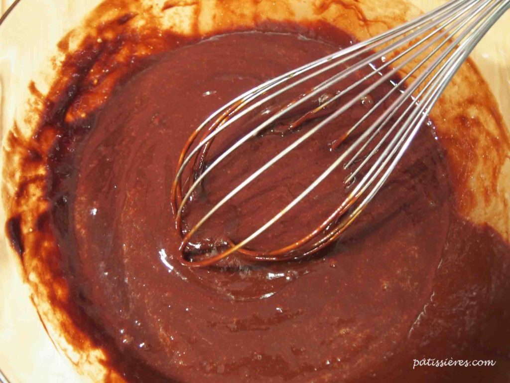 チョコレートと卵液を混ぜる［定番のガトーオショコラのレシピ Gâteau au chocolat］