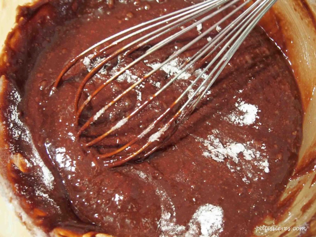 チョコレートと粉を混ぜる［定番のガトーオショコラのレシピ Gâteau au chocolat］