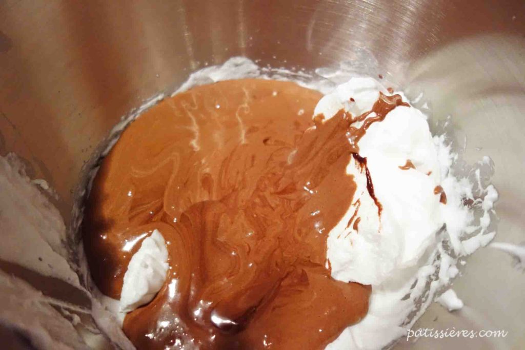 卵白とチョコレートを合わせる［とろけるガトーショコラのレシピ Gâteau au chocolat］