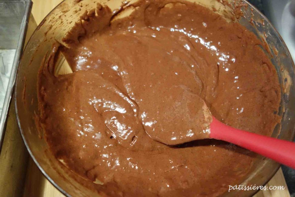 粉とココアを加えて混ぜる［とろけるガトーショコラのレシピ Gâteau au chocolat］