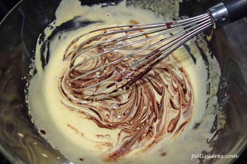 卵液とチョコレートを合わせる［とろけるガトーショコラのレシピ Gâteau au chocolat］