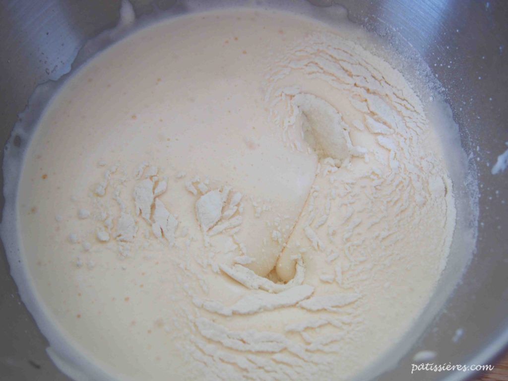 小麦粉を混ぜる［バターなし基本のスポンジ生地（ジェノワーズ）のレシピ］