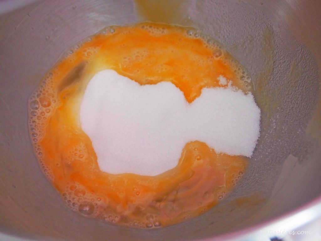 卵と砂糖をボウルに入れる［バターなし基本のスポンジ生地（ジェノワーズ）のレシピ］