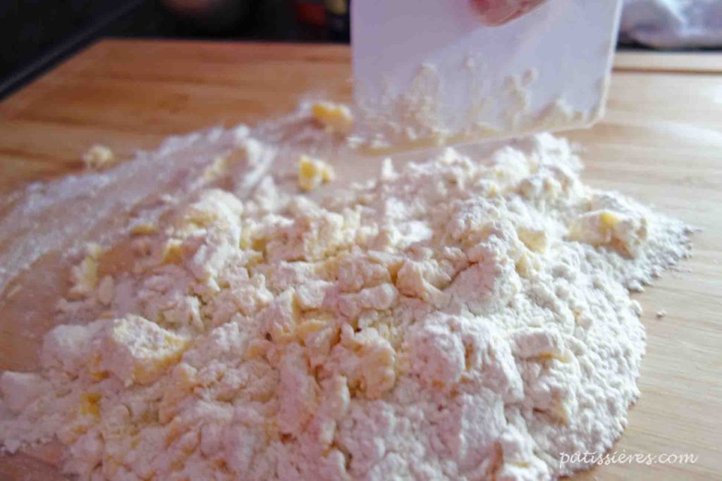 小麦粉と混ぜる［シュクレ生地 Pâte sucrée］